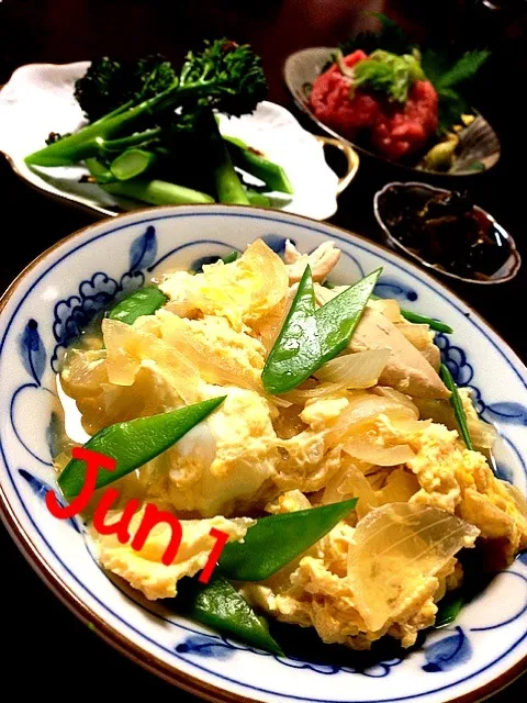 Snapdishの料理写真:身体に優しい親子丼🐤焼きブロッコリーの柚子胡椒添え・マグロのすき身・からし高菜|中さんさん