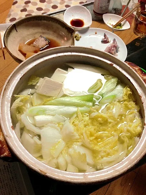 かてきょごはん。湯豆腐、ブリ大根、鯵の刺身。湯豆腐は色が白になるべし、とのこだわりで、具は鱈、白菜、白ネギ。|がぶりんこさん