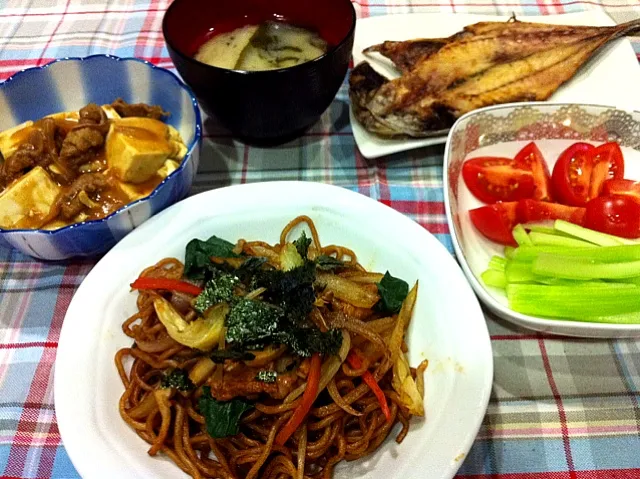 Snapdishの料理写真:焼きそば・牛丼リメイク肉豆腐カレー風味・アジ開き・セロリスティックトマト・モヤシわかめ味噌汁|まーままさん