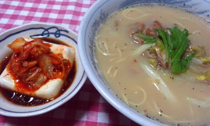 Snapdishの料理写真:とんこつラーメン白菜鶏肉あん、キムチ冷奴|まあるさん