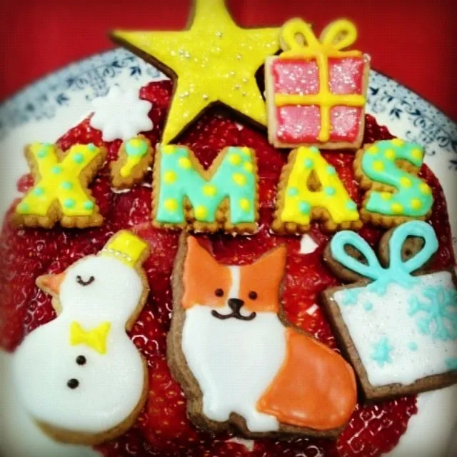 Snapdishの料理写真:アイシングクッキーメインのXmasケーキ♡|こぎりんごさん