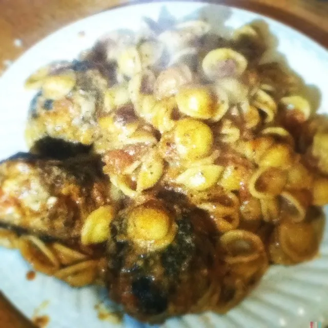 Pasta with cheese-filled sausage balls.|Michael Sugrueさん