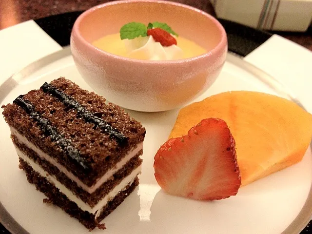 Chocolate cake and Purin with fresh strawberry and persimmon|luvsie juanさん