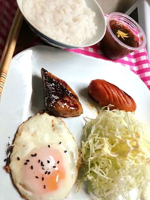 Snapdishの料理写真:普段着の朝ごはん。柚子をもらったので、もずくに散らす|ハルさん