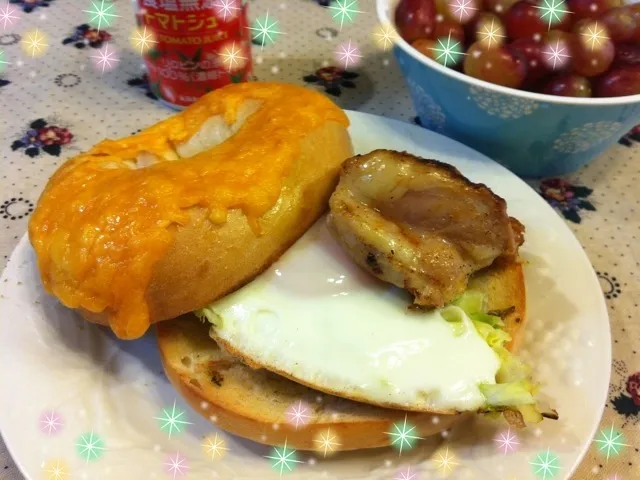 コストコのチーズベーグルで朝ごはん🍔|KAORIさん