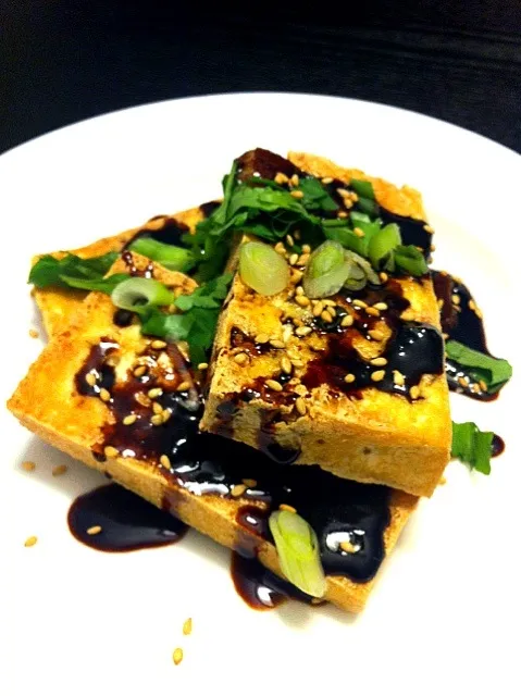 Pan-fried tofu with dark sweet soy sauce|trina phamさん