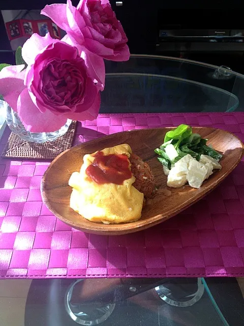 お昼！
オムライス風ライスwithしろ菜サラダとポテトサラダ
半熟が苦手なので、よく焼いた卵〜見た目美味しそうでないね(;^_^A  味は美味しいぞ！|みどりさん