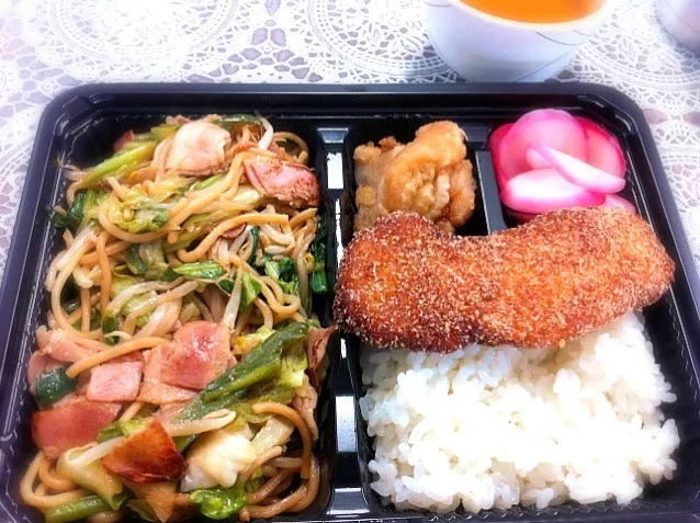 Snapdishの料理写真:Obento da Tomiko Yakissoba !!!!🍱|lucia inoueさん