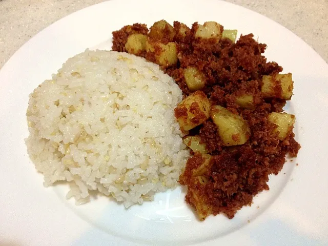 Snapdishの料理写真:Garlic rice with Corned beef and potato|beckyさん