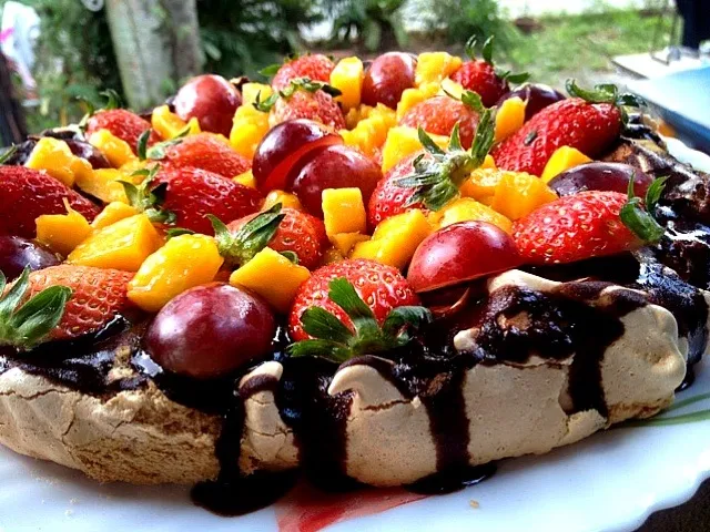 Snapdishの料理写真:Chocolate Pavlova|roxette roszeitaさん