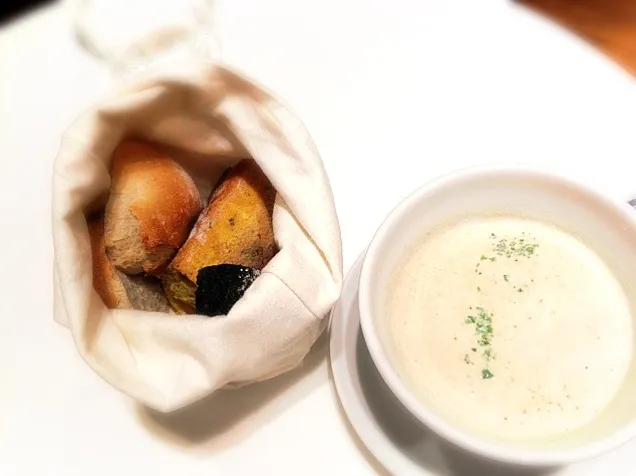 きのこのポタージュとパン盛合せ|絢乃さん