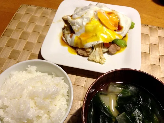 肉野菜炒め  on the 目玉焼・お味噌汁(わかめ、大根、じゃがいも)・白いご飯|よっしーさん