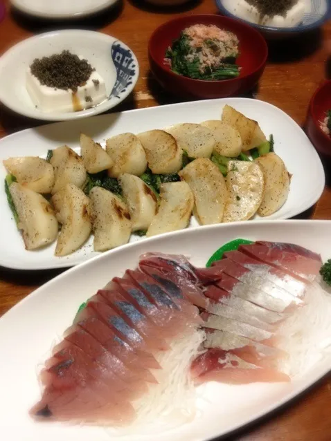 Snapdishの料理写真:イナダ刺身、カブ塩麹炒め、春菊おひたし、とんぶり奴。|raku_darさん