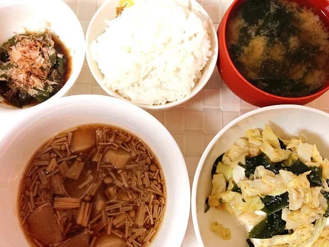 蕪のえのき煮
キャベツとワカメのナムル風サラダのせ冷や奴
タモさんのピーマン
ワカメの味噌汁
ご飯|こなつさん