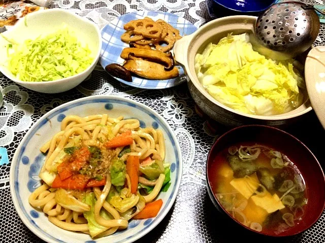 焼うどん、湯豆腐、エリンギバター醤油炒め、レンコンのきんぴら、豆腐とわかめの味噌汁|ＰＩＰＩさん