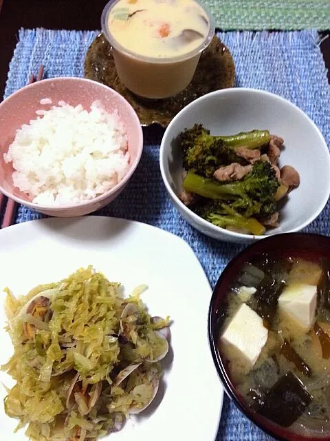 キャベツとあさりの酒蒸し ブロッコリーと豚肉炒め 豆腐とわかめと玉ねぎの味噌汁 茶碗蒸し(市販)|野崎恵理さん