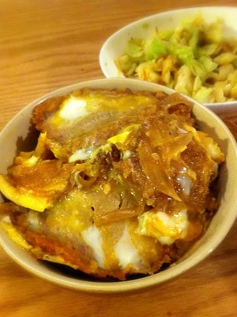 カツ丼とナメタケとキャベツの和え物|ヒラっぴーさん