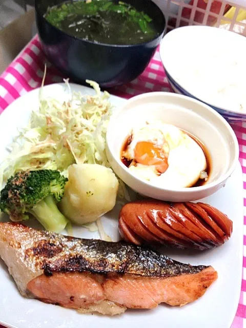 鮭とフランク、卵と味噌汁。普通の朝ごはん定食|ハルさん