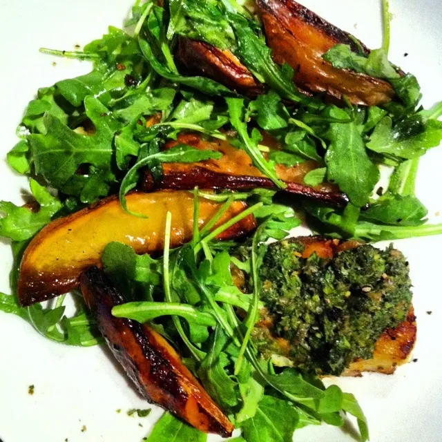 Sea Bass with salsa verde classic and arugula with baked potato wedges.|Meredith Humbrachtさん