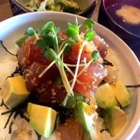 Snapdishの料理写真:まぐろアボカド丼|かずさん