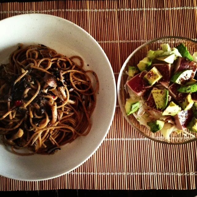 ある日のお昼ごはん。(ひじきとしめじ、黒ごまの和風パスタ(全粒粉スパゲティ)、アボカドとマグロのサラダ)|c_seiさん