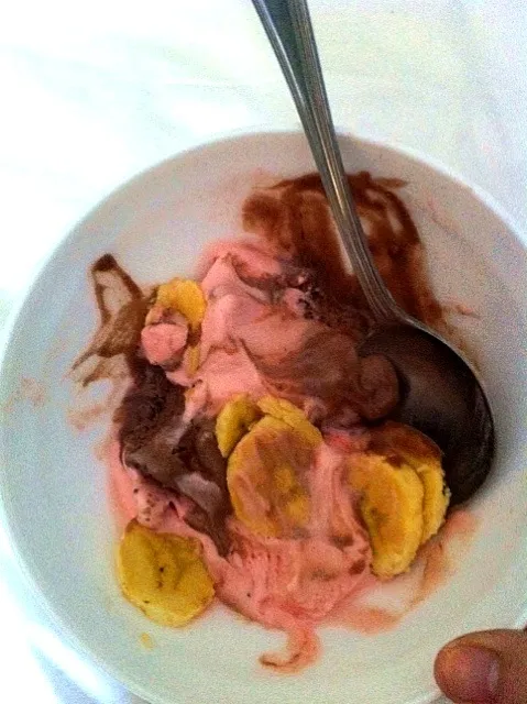 My lazy version of a Banana Split 😀🍌🍫🍨🍦|purplepixieさん