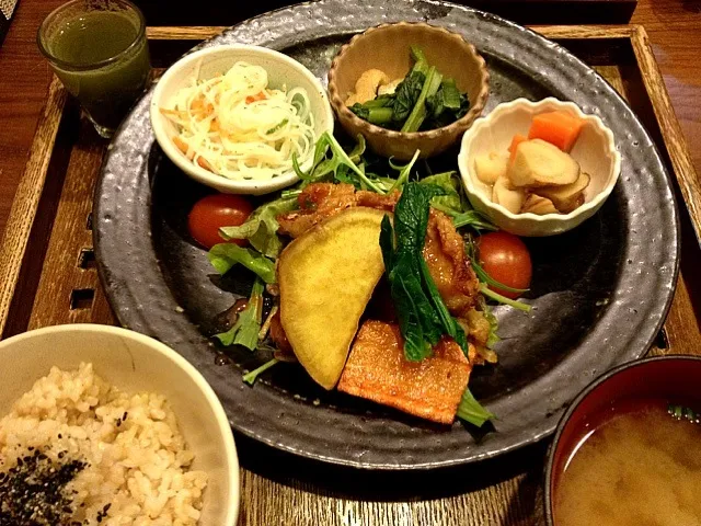 Snapdishの料理写真:39品目の健康定食 犬鳴山ポークのきのこ巻～ごまコチュジャンソース～|さくさくぱんださん