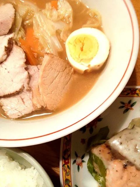 自家製煮豚のラーメンと生シャケのチーズ蒸し🎶|レナコさん