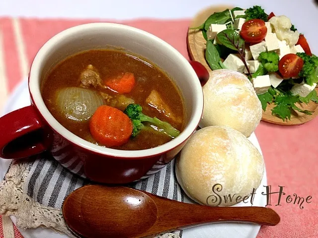 チキンだけどビーフシチュー笑  白パンとお豆腐サラダ♡|あやさん