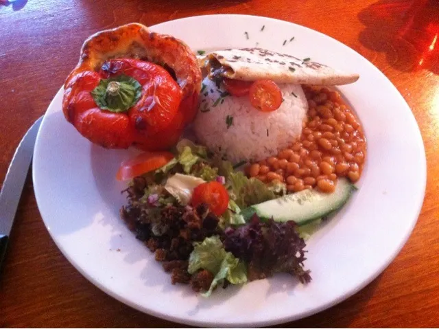 Red pepper mince meat with cheese, rice and quesadilla.|Diepak Kisoensinghさん