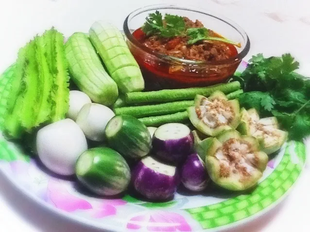 Snapdishの料理写真:น้ำพริกอ่องผักสด|siwanee loonthaさん