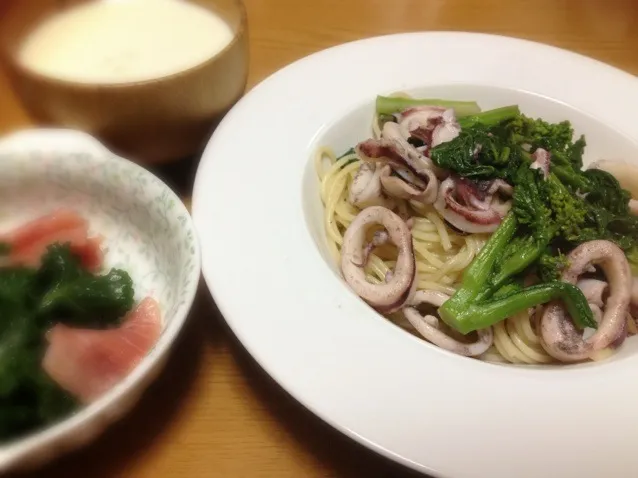 ヤリイカと菜の花のパスタ、プチベールと生ハムサラダ、クラムチャウダー|まりこさん