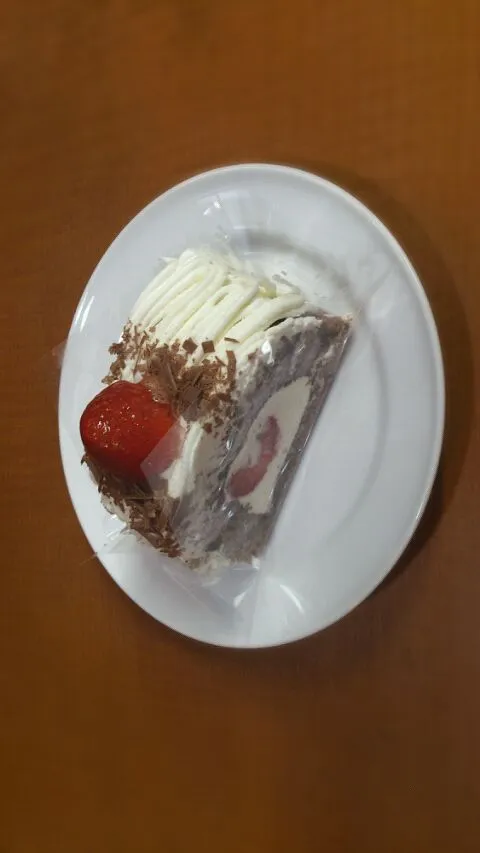 苺のチョコロールケーキ|あきおさん