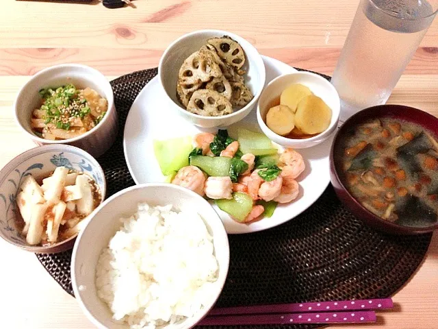 長芋の梅ソース、大根とちくわの醤油糀煮、レンコンの青のりやき、さつまいもの甘煮、エビと青梗菜の中華風、なめことわかめの味噌汁♡|ERIさん