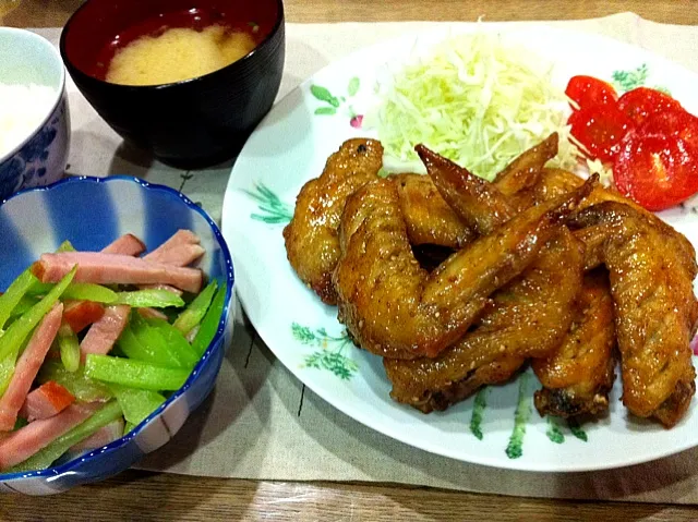 手羽先揚げ甘辛醤油からめ・セロリとロースハムにんにく塩炒め・たもぎ茸味噌汁・牡蠣|まーままさん