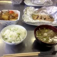 菜っ葉ご飯・かぶと舞茸のみそ汁・肉じゃが・鮭のちゃんちゃん焼き|藤原悠貴さん