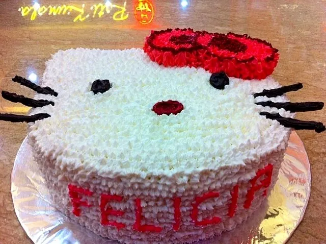 Snapdishの料理写真:Hello Kitty Birthday Cake|Roti Kumalaさん