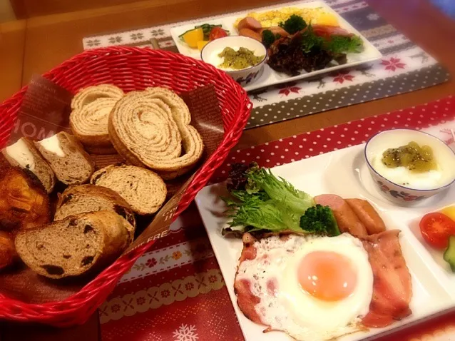 いろいろパンでのんびり朝ごはん🎶|メイスイさん