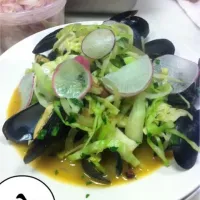 Steamed mussels in a smoked pork belly, spicy miso broth with fennel, cabbage and radish.|will silbyさん