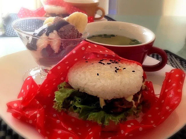 Snapdishの料理写真:焼肉キムチライスバーガー( ´ ▽ ` )ﾉ💗ブランチ|Sasaさん