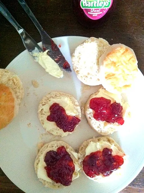 Scones and strawberry jam|hi tommyさん