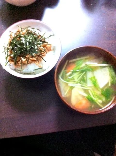 鶏そぼろご飯＆蕪と人参と水菜のお味噌汁|ゆみいさん