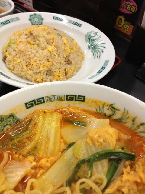 Snapdishの料理写真:チゲ味噌ラーメン大盛りとチャーハン|Hajime Sakaiさん