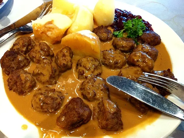 Snapdishの料理写真:Yummy Ikea meatballs|Valencia Seahさん