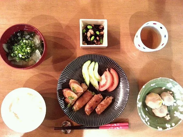 野菜の肉巻き、里芋の煮付け、ひじき煮、大根とワカメのお味噌汁。|わかさん