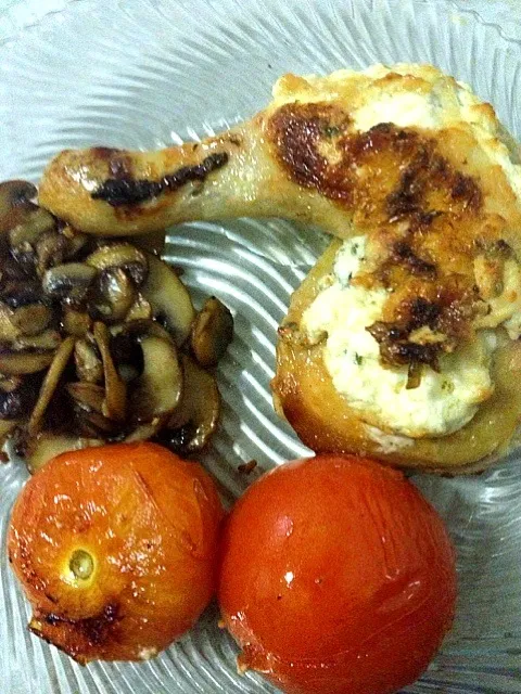 Cheese-stuffed chicken with a side of butter mushrooms and roasted tomatoes|Elaine Gohさん