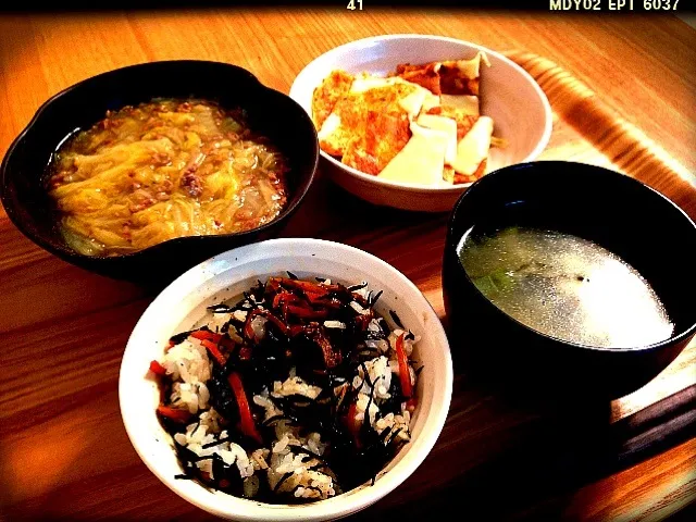 白菜と挽肉のトロトロ煮☆キムチチヂミ☆ひじきの混ぜご飯☆お揚げとワカメの味噌汁|kazukazumamaさん