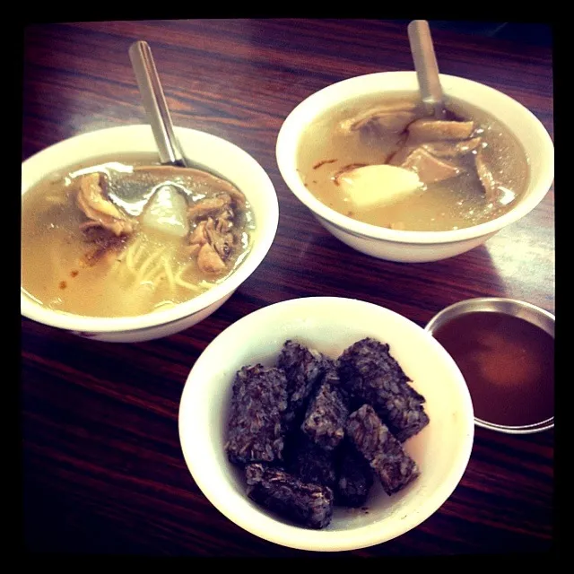 Duck Noodles & Pork Blood Cake|tzean chenさん