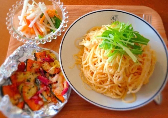 お昼ごはん♡たらこ豆乳パスタ＋柿と大根のごまドレサラダ＋かぼちゃベーコン焼き|うさこさん