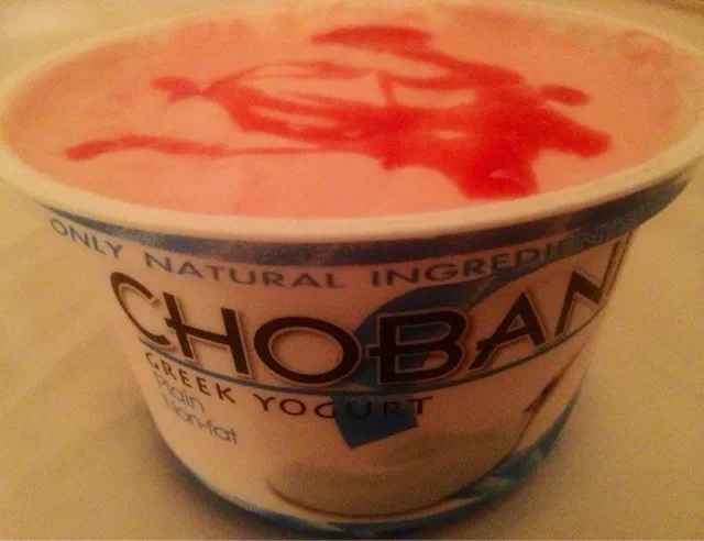 Here's my version of strawberry shortcake... This is Chobani plain non-fat Greek yogurt mixed with sugar free strawberry syrup.|Alena Eydlishさん